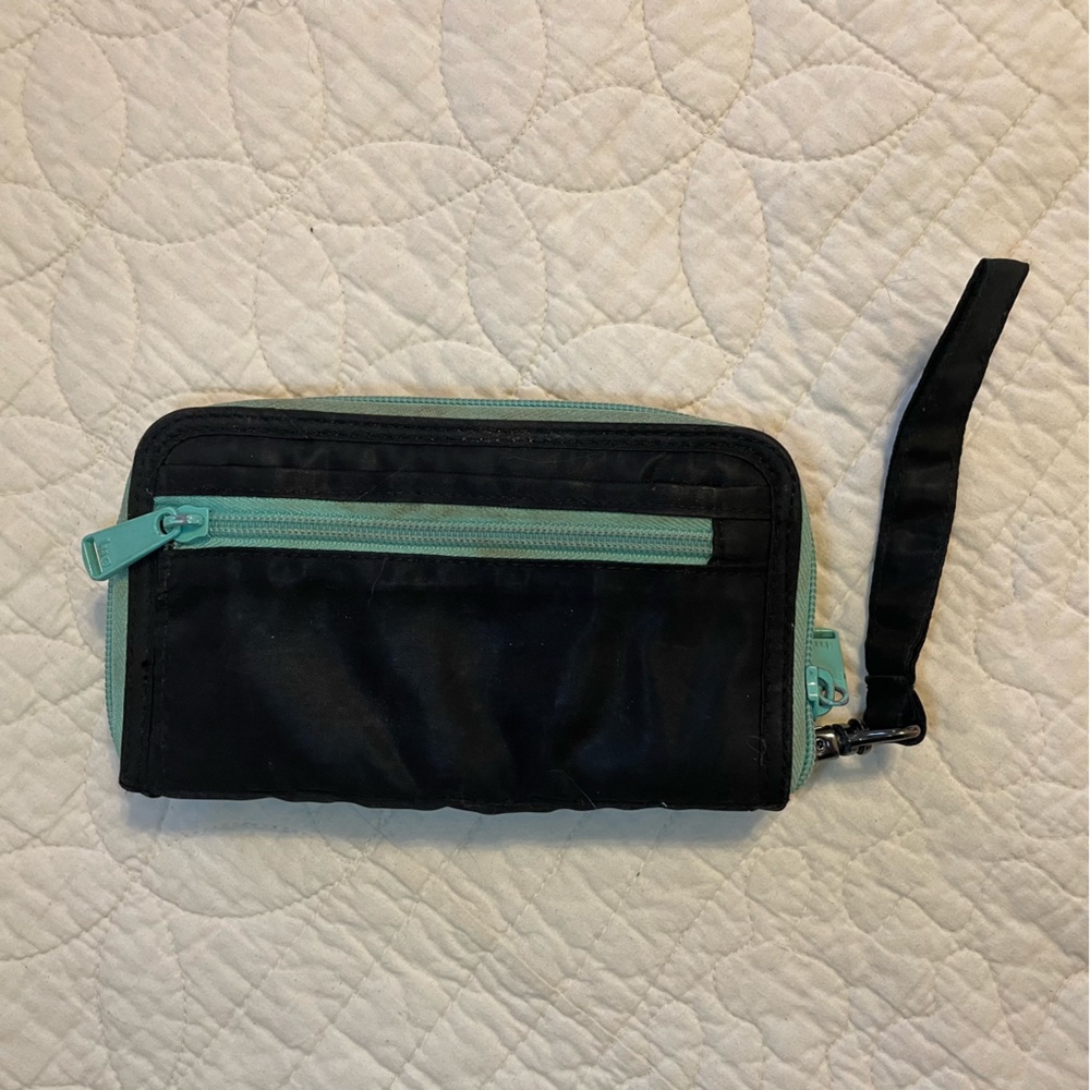 Lug Kickflip Convertible Wallet - Picture 4 of 9